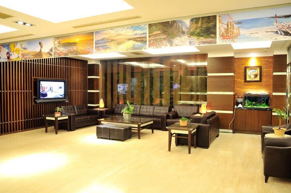 Young Soarlan Hotel - Тайнань Экстерьер фото